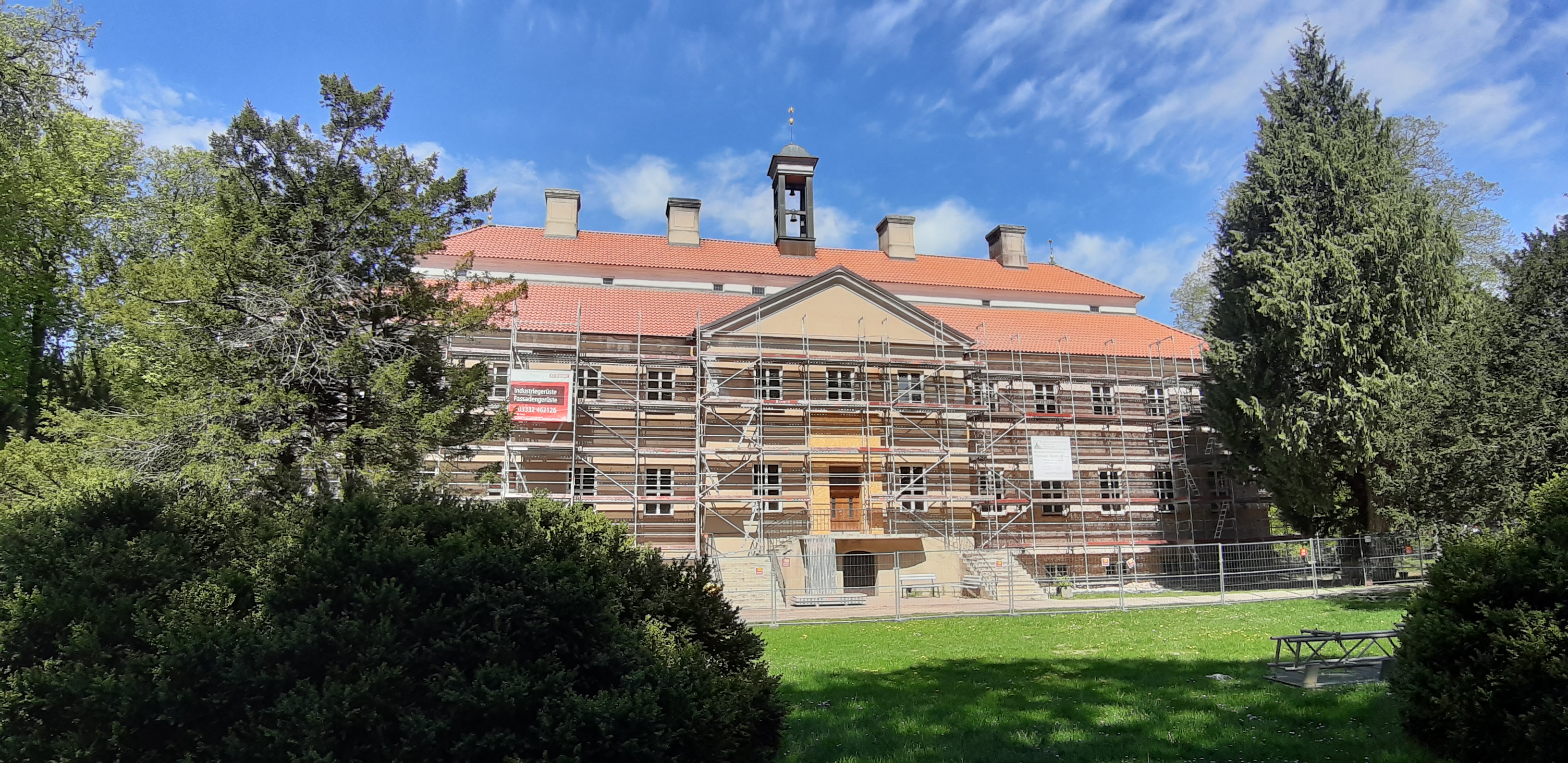 Foto: Barockschloss zu Griebenow mit Baugerüsten von 2019