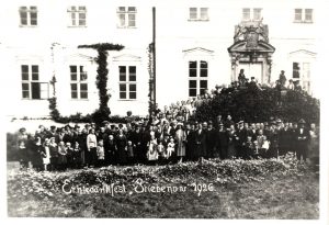 Barockschloss zu Griebenow, Gruppenfoto vor dem Schloss anlässlich des Erntedankfestes 1926