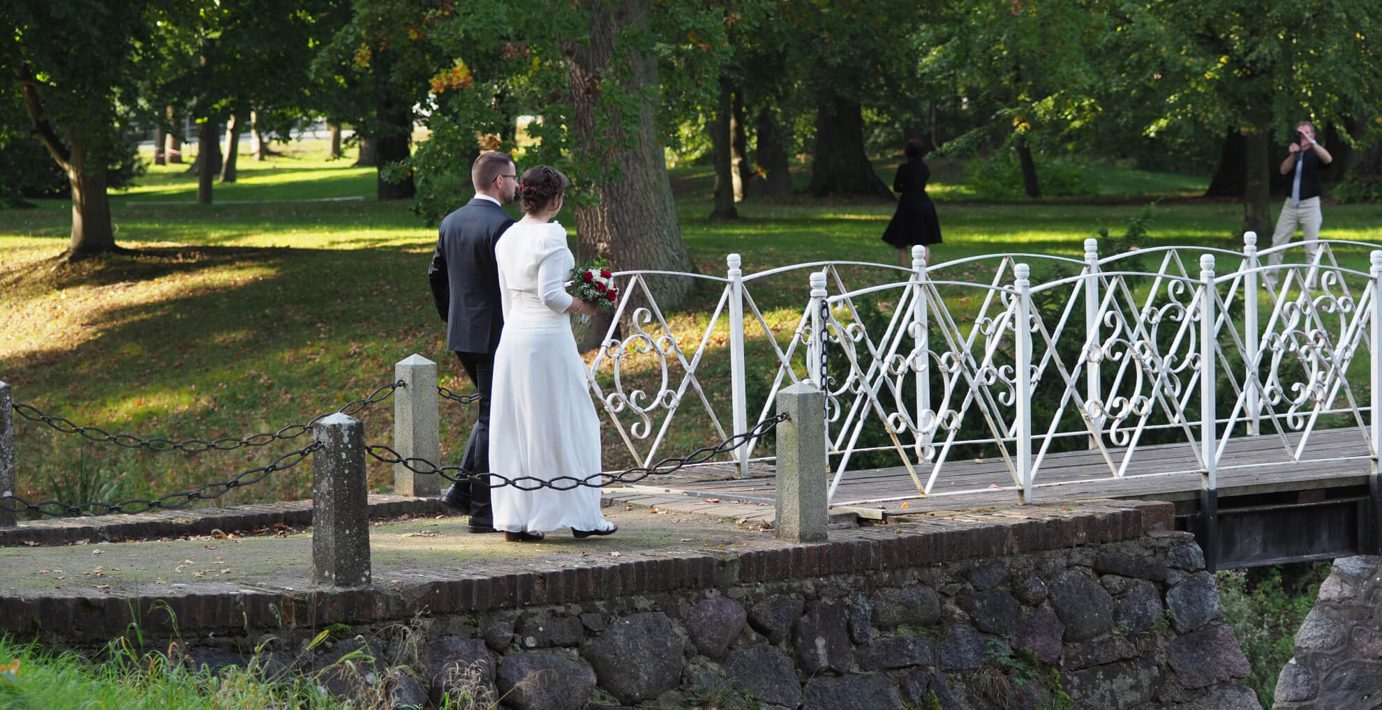 Hochzeitspaar vor dem Barockschloss zu Griebenow