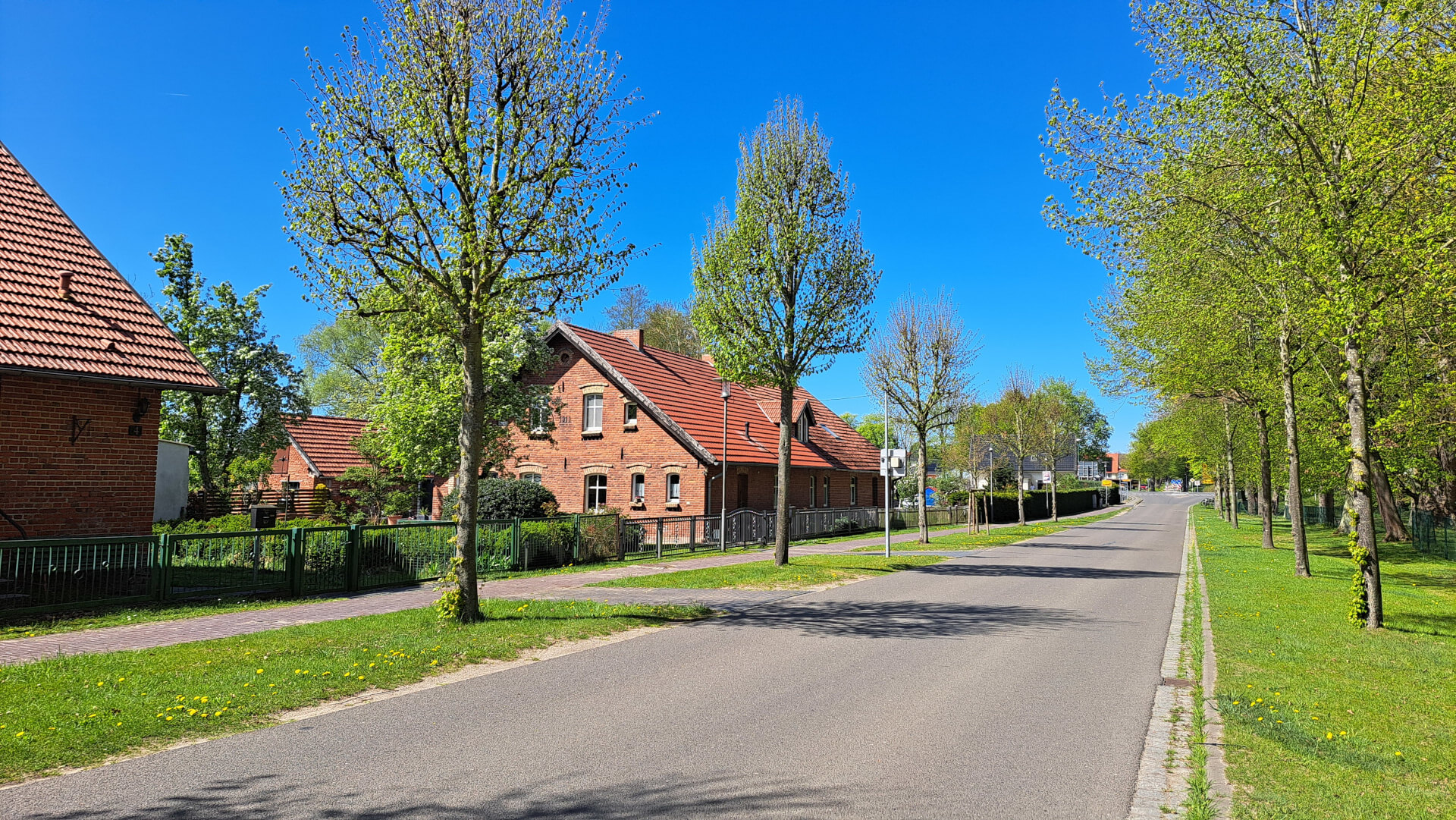 Foto: Holztor, darüber ein Holzschild mit der Beschriftung "Remise"