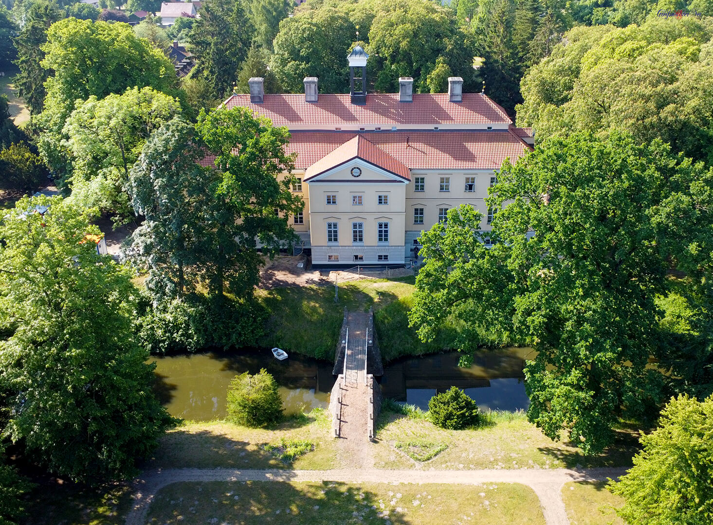 Luftbildaufnahme vom Barockschloss zu Griebenow