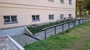 Rampe zum Seiteneingang im Barockschloss zu Griebenow